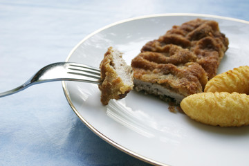 parniertes schnitzel mit kroketten