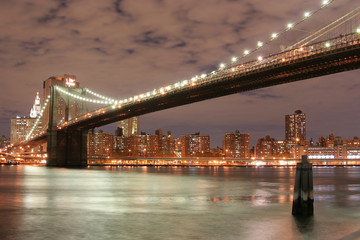 Fototapeta na wymiar Brooklyn Bridge w nocy