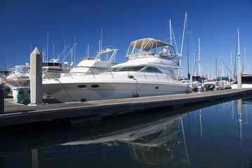 Obraz premium white yacht