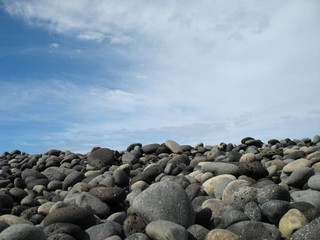 galets sur fond de ciel nuageux