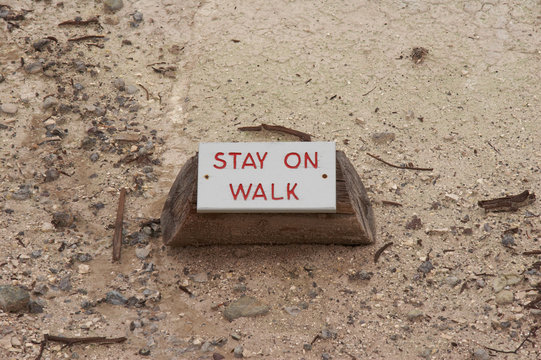 schild: stay on walk