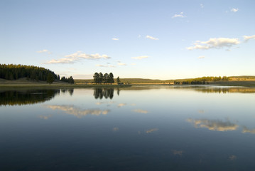 Fototapeta na wymiar yellowstone river reflections