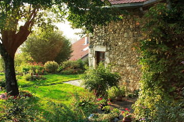 maison en pierres dans le parc de la chartreuse