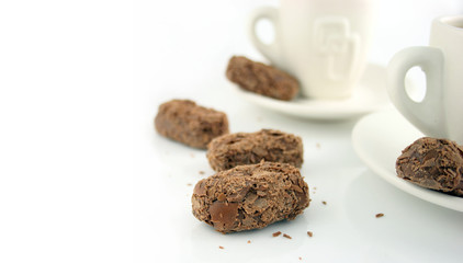 2 coffee cups and chocolates