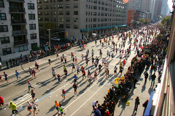 people running down the street in a marathon - obrazy, fototapety, plakaty