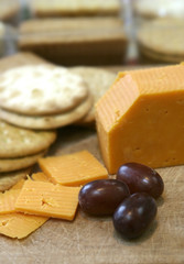 red leicester cheese with biscuits