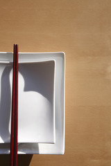 asiatischer teller mit besteck