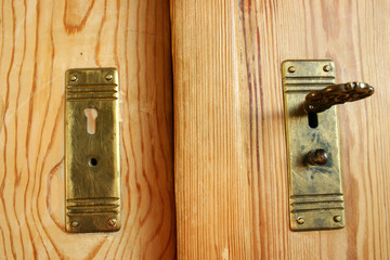 antiker holzschrank mit messingbeschlag