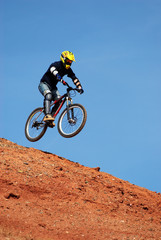 Fototapeta na wymiar latać górskim rowerzysta