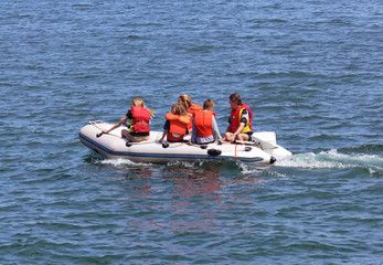 teens in boat   20608