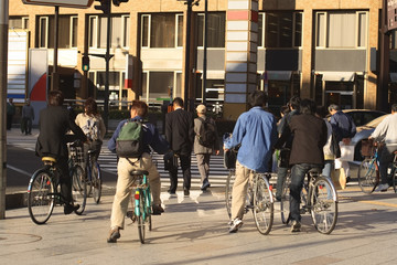 Obraz premium people crossing the street