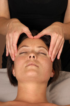 massaging head at day spa salon