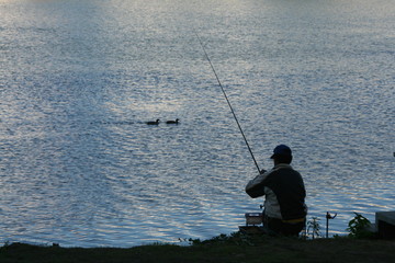 pescando en el rio