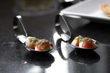 Tischdecke cherry tomato amuse bouche © Simone van den Berg