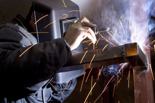 schweisser bei der arbeit