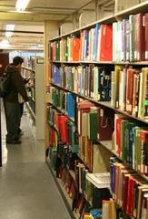Fototapeten Studenten zwischen Bücherregalen © Spiroview Inc.