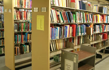 Afwasbaar Fotobehang Bibliotheek boekenplanken in de wetenschappelijke bibliotheek