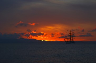 Obraz premium ship on the sunset