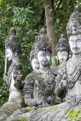 Fototapeta na wymiar buddhistische steinfiguren