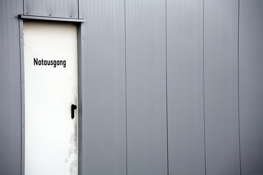 「Notausgang」の写真素材 | 2,018件の無料イラスト画像 | Adobe Stock