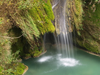 cascada en el rio urederra, navarra