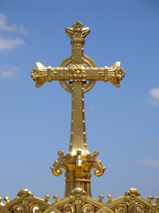 Fototapeta na wymiar croix en or à lourdes