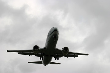 Fototapeta na wymiar Airliner na końcowym podejściu