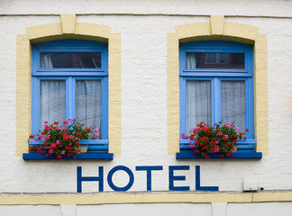 Fototapeta na wymiar Hotel w języku francuskim mieście z hotelu napisane na ścianie