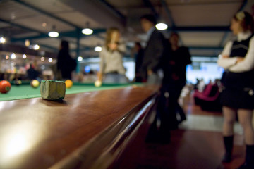 groupe d'amis au billard