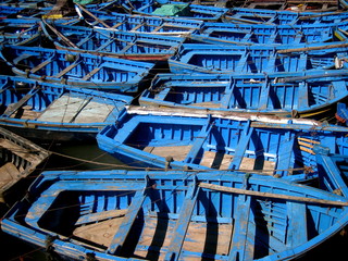 flotille de barques bleues