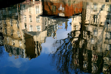 reflet sur le canal saint-martin - paris