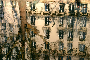 reflet sur le canal saint-martin - paris