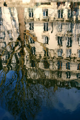 reflet sur le canal saint-martin - paris