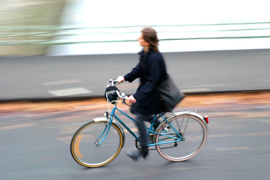 Fototapeta femme faisant du vélo