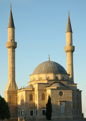 Fototapeta na wymiar meczet z dwoma minaretami w Baku, Azerbejdżan