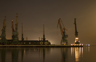 Obraz premium cranes in the port in baku, azerbaijan