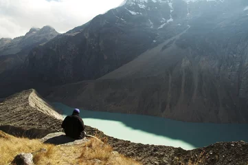 Photo sur Plexiglas Alpamayo hiker relaxing on mountain lake
