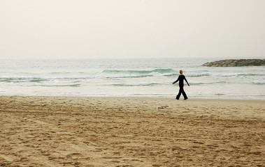 Fototapeta na wymiar spaceru na plaży zimą