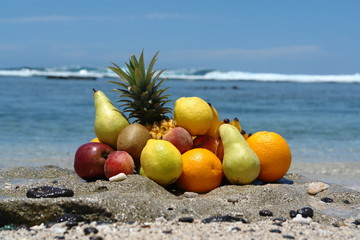 fruits en vrac sur une plage
