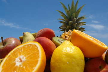 fruits tropicaux sur fond bleu du ciel