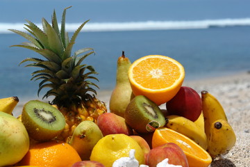 fruits en vrac sur le sable