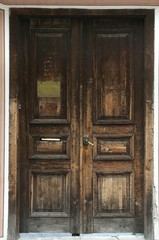 Fototapeta na wymiar stare drewniane drzwi
