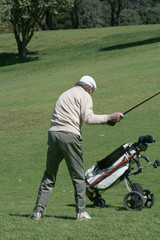 Obraz premium old golfer and cart