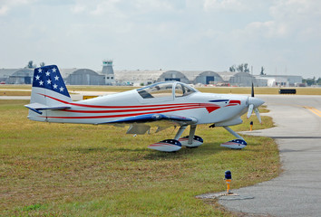 Fototapeta na wymiar mały lekki samolot w barwach amerykańskiej flagi kolorów