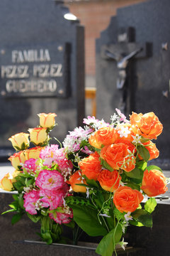 flores en el cementerio