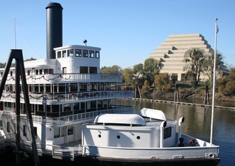 riverboat © Greg Pickens