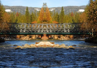 Fototapeta na wymiar górskiej rzeki most 2