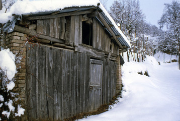 casetta con neve