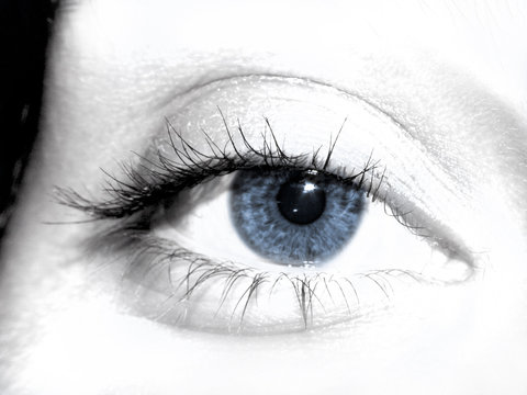 oeil bleu femme