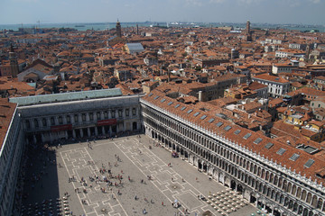 Fototapeta premium an aerial view of venice city #2